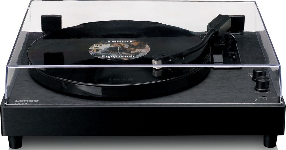 Czarny gramofon z przezroczystą pokrywą, na którym znajduje się płyta winylowa z widocznym napisem \'Enjoy Music\'. Na froncie gramofonu widoczne jest logo \'Lenco\'.