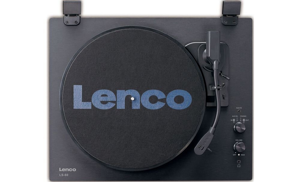 Czarny gramofon z widocznym logo \'Lenco\' na talerzu. Na panelu znajdują się pokrętła do regulacji prędkości, głośności oraz przełącznik trybu odtwarzania.
