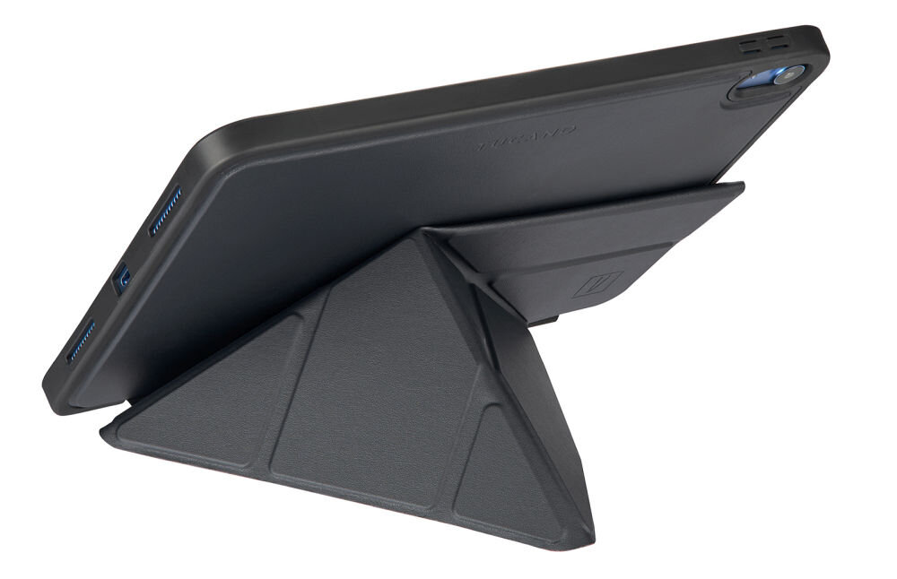 Czarne etui na tablet ustawione w pozycji stojącej, z widocznym złożonym trójkątnym wspornikiem. Na etui znajduje się logo \'TUCANO\'.