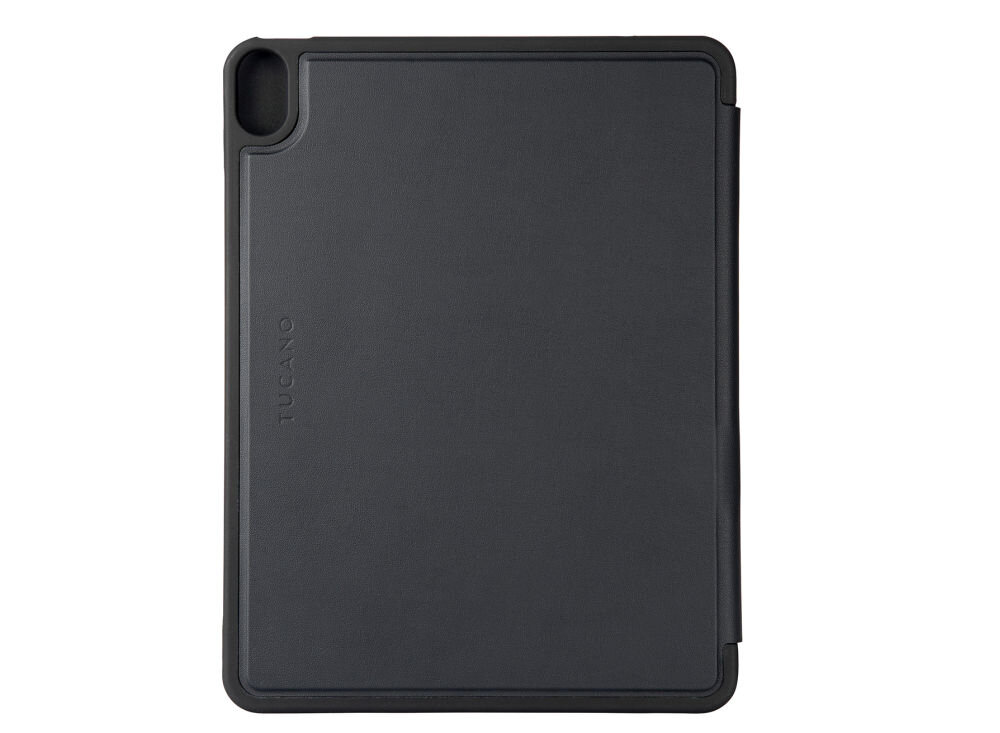 Czarne etui na iPad z wycięciem na aparat i wytłoczonym napisem \'TUCANO\'.