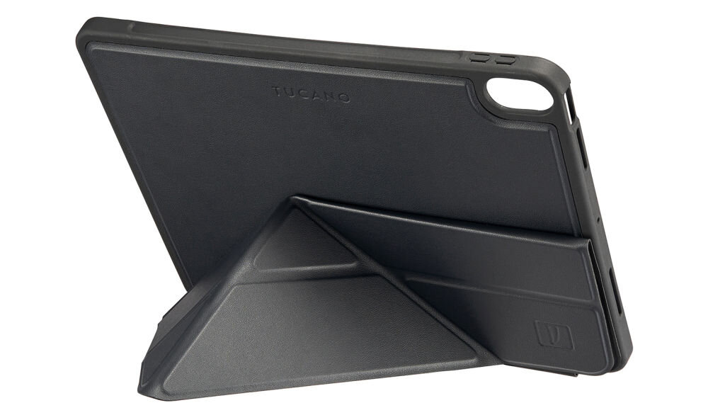 Czarne etui na tablet z widocznym logo \'TUCANO\', ustawione w pozycji stojącej z trójkątną podpórką.