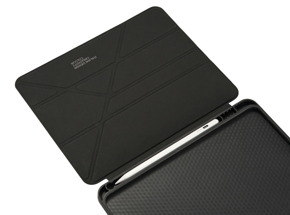 Czarne etui na iPad z widocznym miejscem na rysik. Na wewnętrznej stronie pokrywy znajduje się napis: \'ITALIAN DESIGN CONCEPT BY COLOR\'.