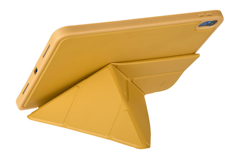 Żółte etui na iPad ustawione w pozycji stojącej, z widocznym logo \'TUCANO\' na tylnej części. Etui ma geometryczny kształt podstawki.
