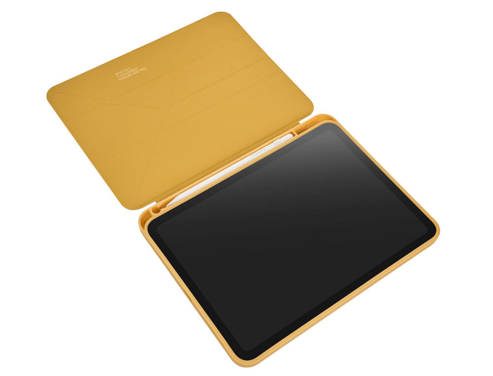 Żółte etui na tablet z otwartą klapką, wewnątrz którego znajduje się czarny ekran urządzenia. Na klapce widoczny jest napis \'TUCANO MILANO ITALY\'.