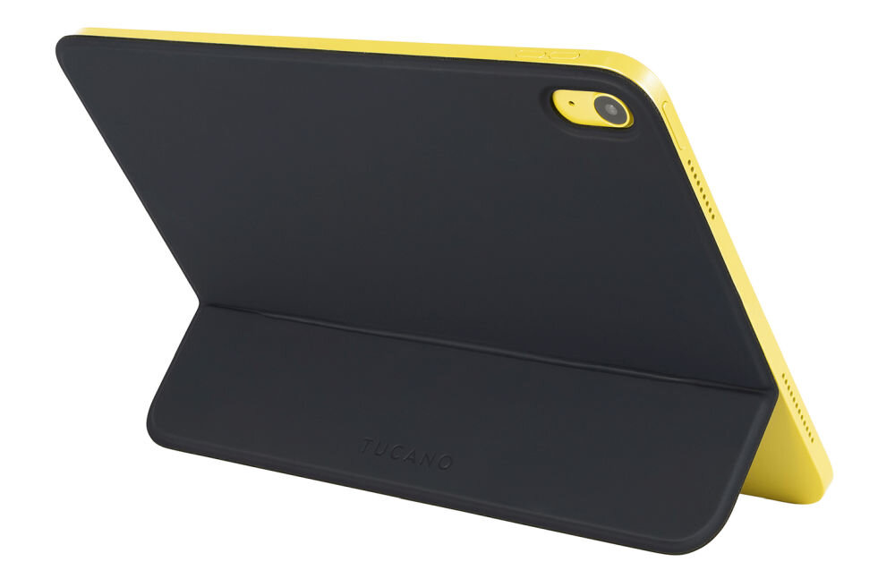 Czarne etui na tablet z żółtymi krawędziami, ustawione w pozycji stojącej. Na etui widoczne jest wytłoczone logo \'TUCANO\'.