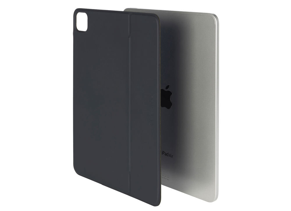 Czarne etui na tablet z wycięciem na aparat, obok srebrnego tabletu z logo w kształcie nadgryzionego jabłka.
