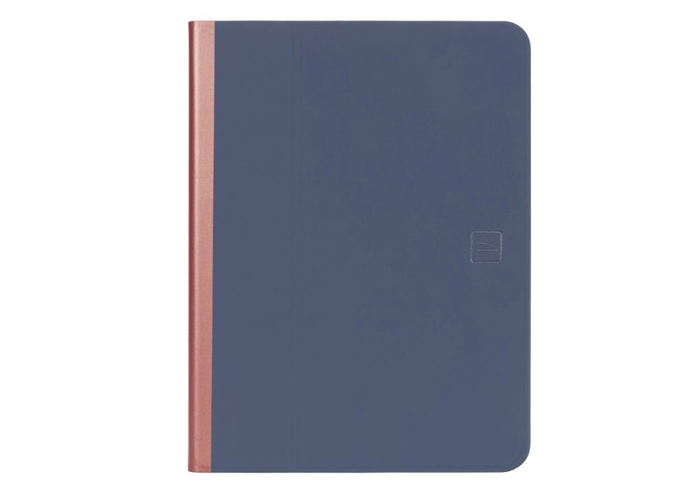 Etui na tablet w kolorze niebieskim z czerwonym grzbietem, posiada subtelne logo wytłoczone na powierzchni.
