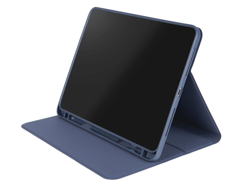 Niebieskie etui na tablet ustawione w pozycji stojącej, z widocznym miejscem na porty i przyciski. Na etui znajduje się wytłoczony napis \'TUCANO\'.