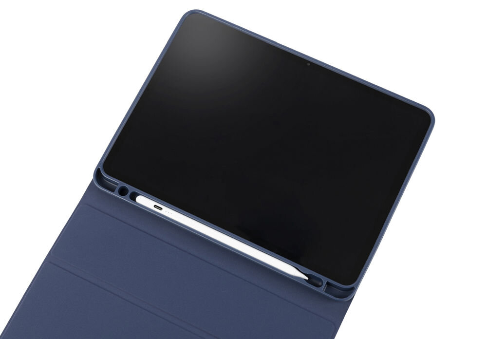 Niebieskie etui na tablet z miejscem na rysik, w którym znajduje się biały rysik. Tablet jest umieszczony w etui, a jego ekran jest wyłączony.