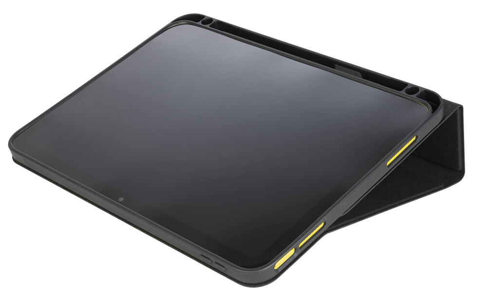 Czarne etui na tablet ustawione w pozycji stojącej, z widocznymi żółtymi elementami na krawędziach. Etui ma wycięcia na przyciski i porty urządzenia.