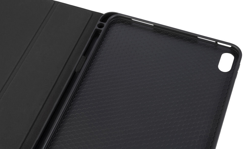 Czarne etui na tablet z widoczną teksturą wewnętrznej powierzchni i wycięciem na aparat.