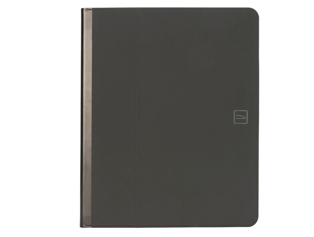 Czarne etui na iPad z widocznym logo producenta w formie prostokąta z zaokrąglonymi rogami. Etui ma gładką powierzchnię i pionowy pasek wzdłuż krawędzi.