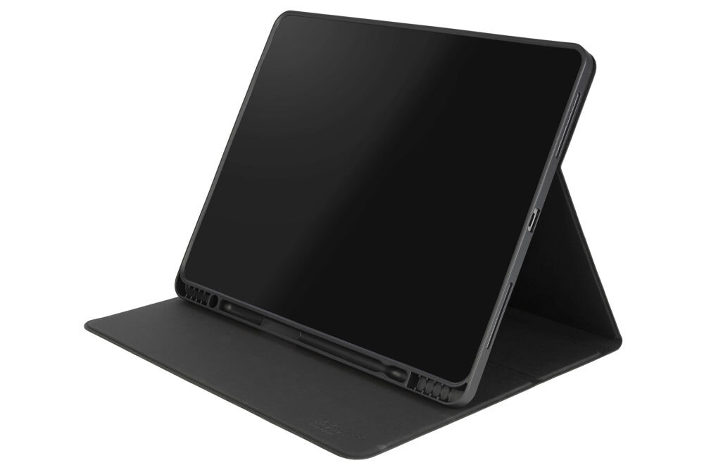 Czarne etui na tablet ustawione w pozycji stojącej, z widocznym miejscem na przyciski i porty. Powierzchnia etui jest gładka, a jego wnętrze ma matowe wykończenie.