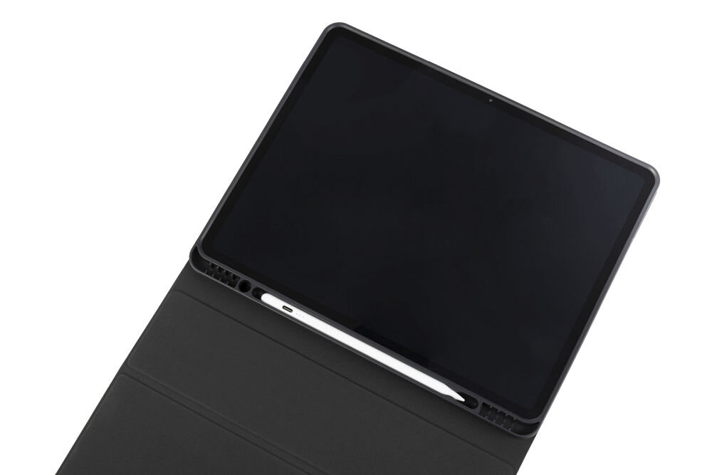Czarne etui na tablet z miejscem na rysik, otwarte, ukazujące ekran urządzenia. Etui ma gładką powierzchnię i prosty design.