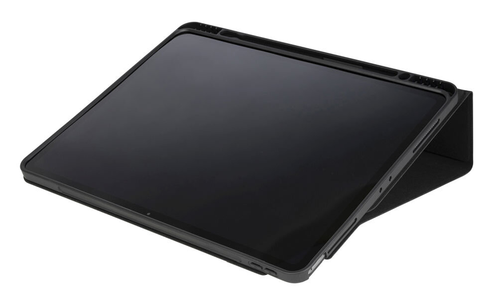 Czarne etui na tablet ustawione w pozycji stojącej, z widocznym ekranem urządzenia. Etui ma prosty, minimalistyczny design.