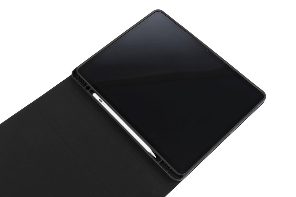 Czarne etui na tablet z miejscem na rysik, otwarte, ukazujące ekran urządzenia.