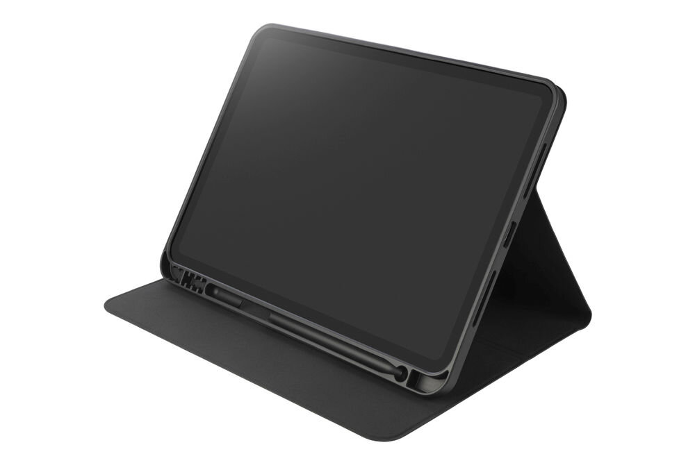 Czarne etui na tablet ustawione w pozycji stojącej, z miejscem na rysik u dołu. Etui ma prosty, elegancki design i jest przeznaczone do urządzeń o przekątnej ekranu 10.9 cala.