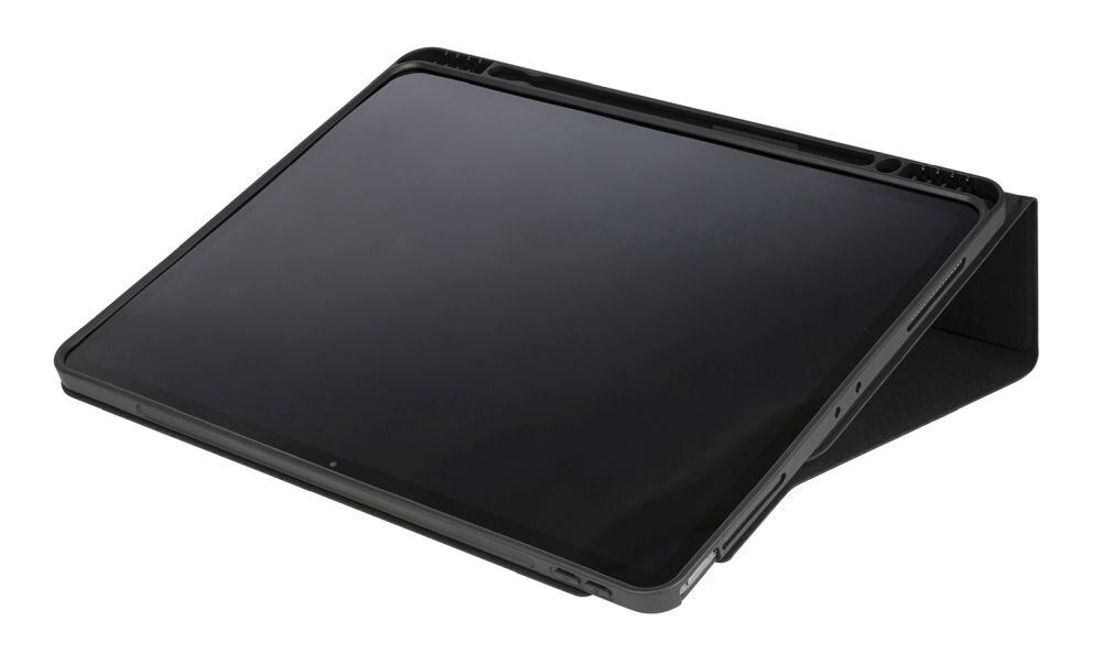 Czarne etui na tablet ustawione w pozycji stojącej, z widocznym ekranem urządzenia. Etui ma minimalistyczny design i wycięcia na przyciski oraz porty.