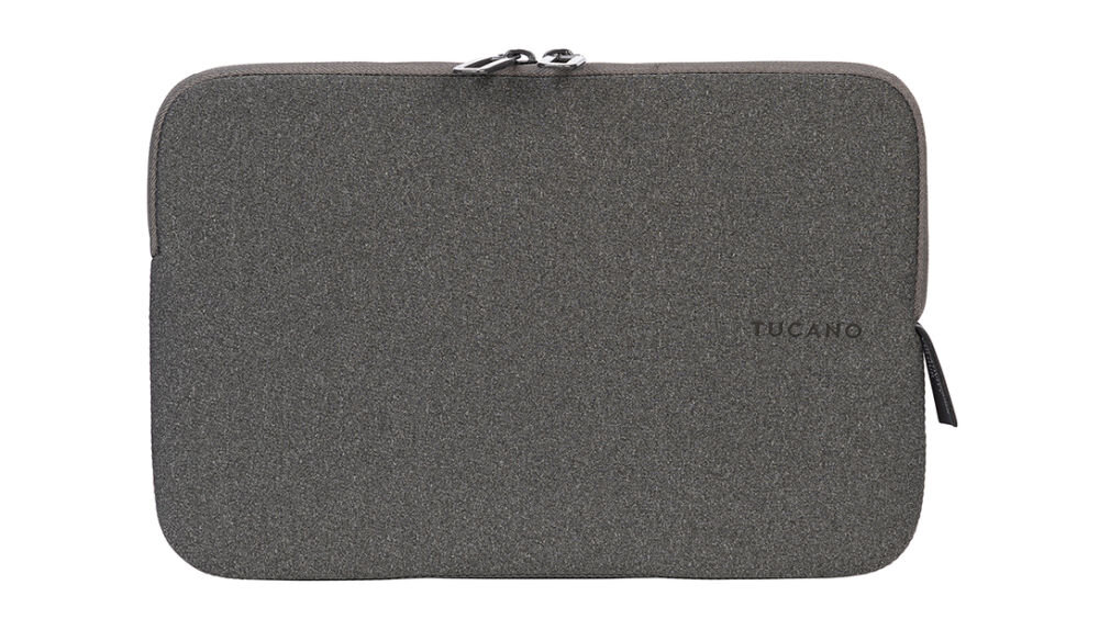 Czarna torba na tablet z materiału o teksturze melanżu, z widocznym logo \'TUCANO\' i zamkiem błyskawicznym na górze.