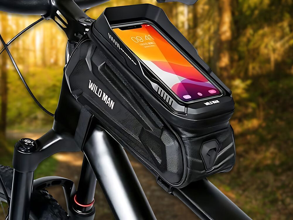 Czarna torba rowerowa na ramę z przezroczystą kieszenią na telefon, na której widoczny jest ekran z kolorowym tłem. Na torbie znajduje się napis \'WILD MAN\'.