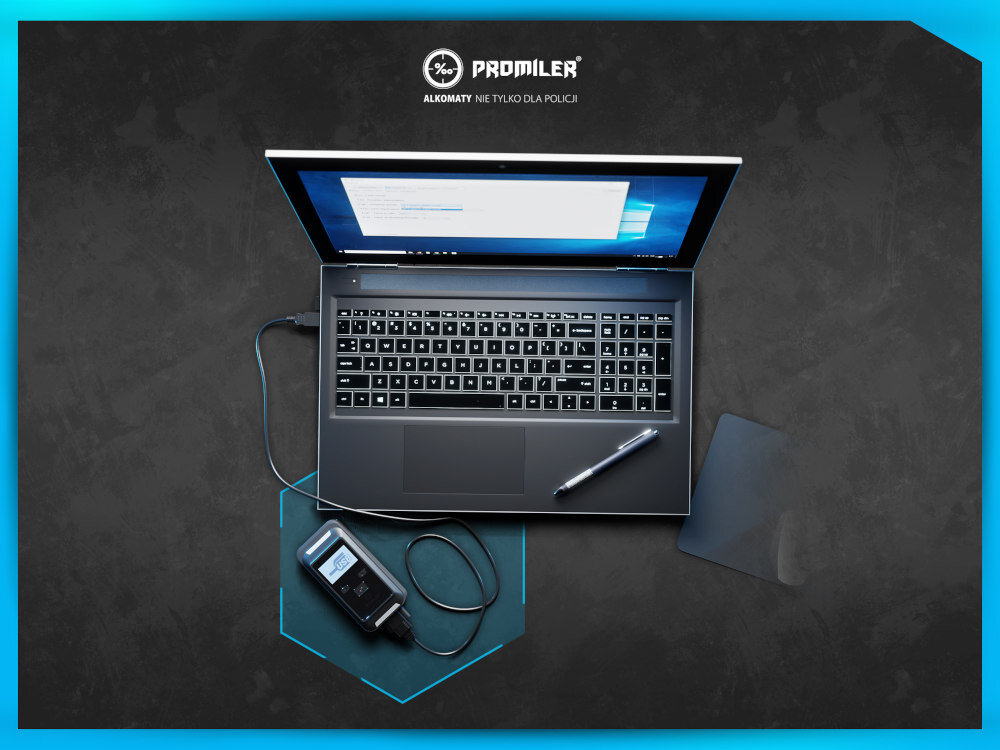 Na obrazie widoczny jest otwarty laptop z wyświetlonym ekranem oraz alkomat podłączony do niego kablem. W górnej części obrazu znajduje się logo \'PROMILER\' oraz napis \'ALKOMATY NIE TYLKO DLA POLICJI\'.