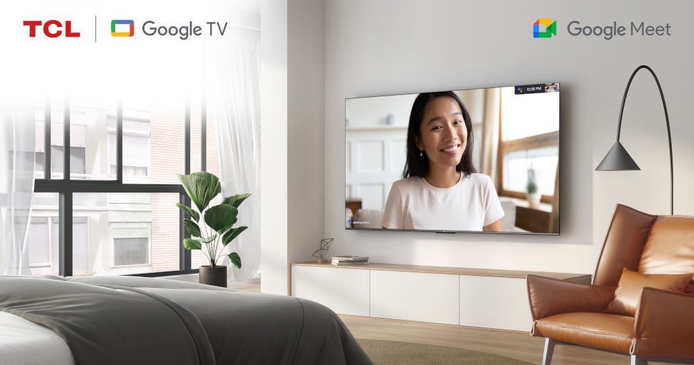 W jasnym pokoju na ścianie wisi telewizor, na którym widać osobę podczas wideorozmowy. W lewym górnym rogu widoczne są loga TCL i Google TV, a w prawym górnym rogu logo Google Meet.