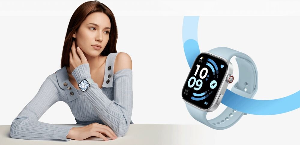 Kobieta w jasnym swetrze siedzi przy stole, na jej nadgarstku znajduje się smartwatch z niebieskim paskiem. Obok widoczny jest zbliżony obraz smartwatcha z wyświetlaczem pokazującym godzinę 10:09.