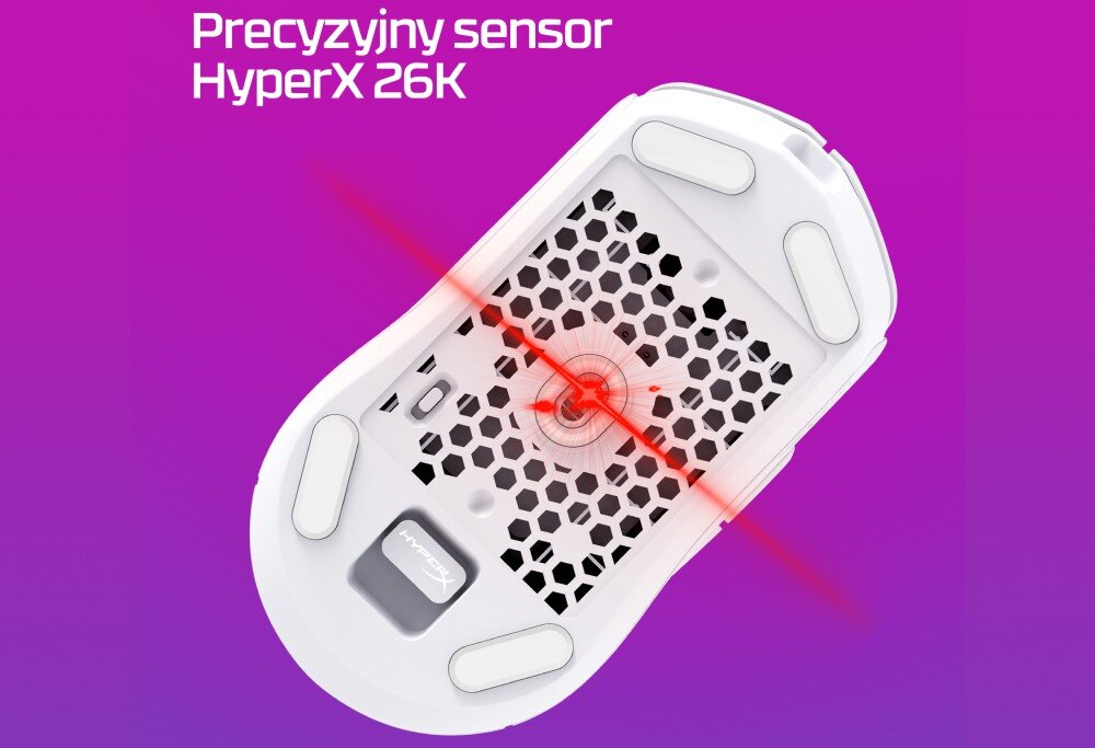 Obraz przedstawia białą mysz komputerową z widocznym spodem, na którym znajduje się czarny, sześciokątny wzór. Na fioletowym tle widnieje tekst: \'Precyzyjny sensor HyperX 26K\'.