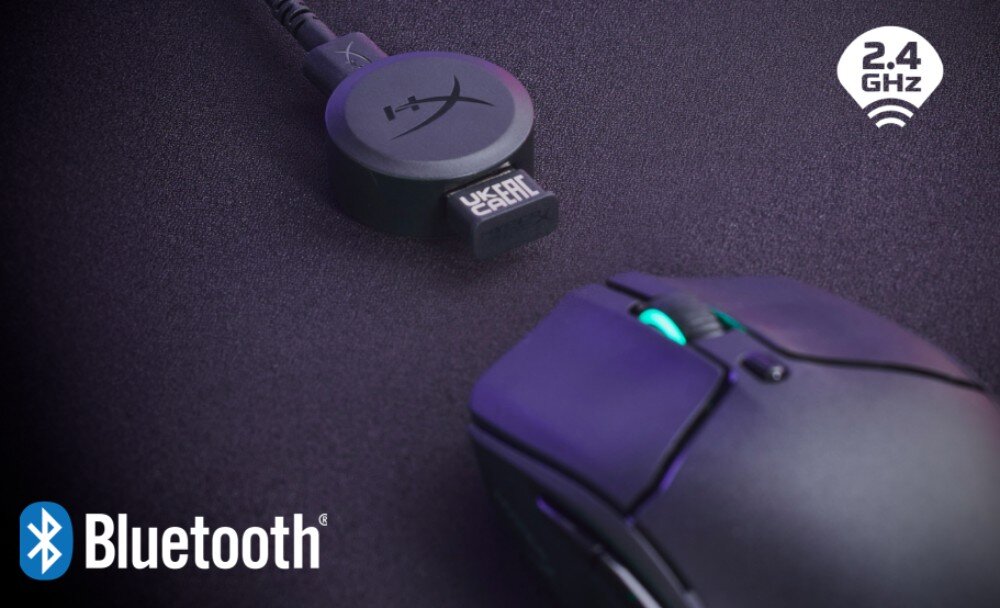 Na ciemnym tle widoczna jest mysz komputerowa z podświetleniem oraz adapter z logo producenta. W rogu znajduje się symbol \'2.4 GHz\', a w innym miejscu logo Bluetooth z napisem \'Bluetooth\'.
