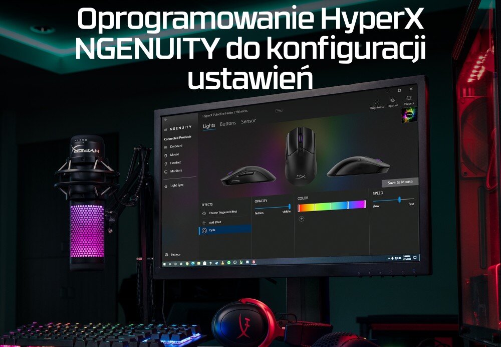 Na obrazie widoczny jest monitor z oprogramowaniem HyperX NGENUITY do konfiguracji ustawień myszy. W tle znajduje się mikrofon z podświetleniem oraz słuchawki z logo HyperX.