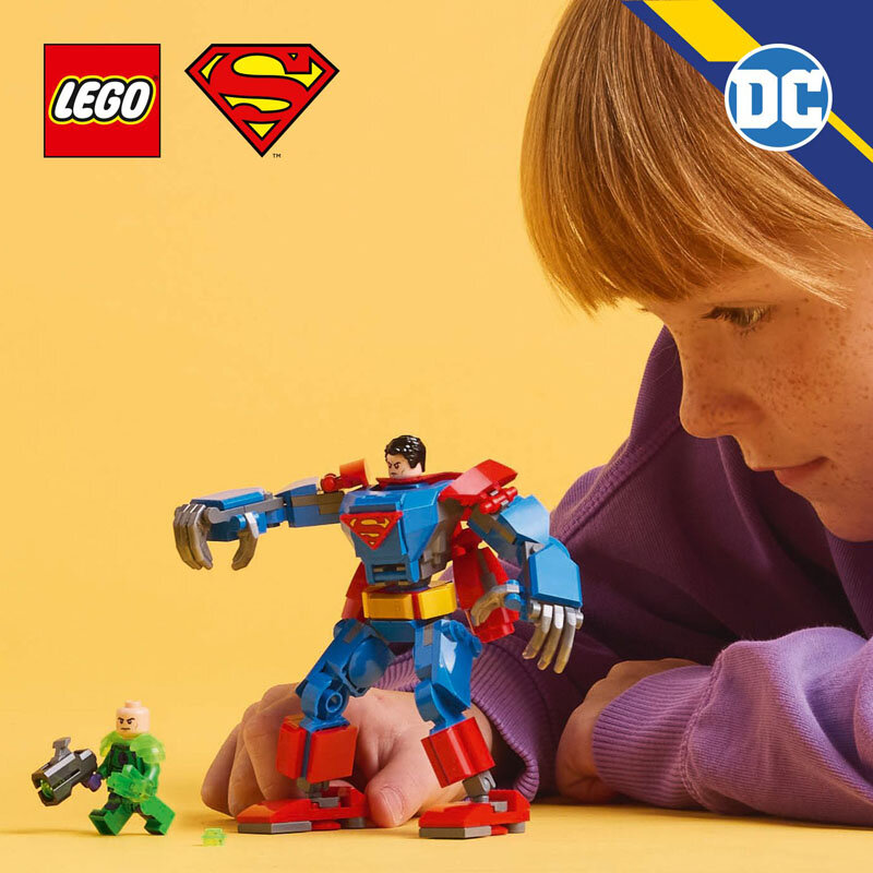 Na żółtym tle widoczna jest figurka LEGO przedstawiająca mecha Supermana oraz mniejsza figurka Lex Luthora. W lewym górnym rogu znajdują się loga LEGO i Supermana, a w prawym górnym rogu logo DC.
