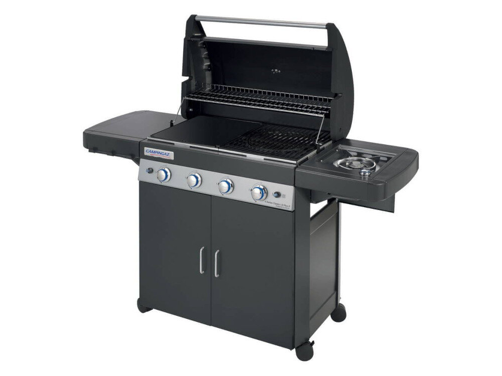Na obrazie widoczny jest grill ogrodowy gazowy z otwartą pokrywą, czterema pokrętłami i bocznym palnikiem. Na froncie znajduje się logo \'CAMPINGAZ\'.