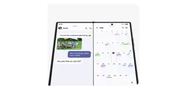 Rozłożony Galaxy Z Fold8 Ultra ze składanym ekranem, z czatem po lewej i kalendarzem po prawej. Obraz przedstawia otwarty smartfon z dwoma ekranami. Na jednym ekranie widoczna jest aplikacja do wiadomości z tekstem, a na drugim kalendarz z zaznaczonymi wydarzeniami.