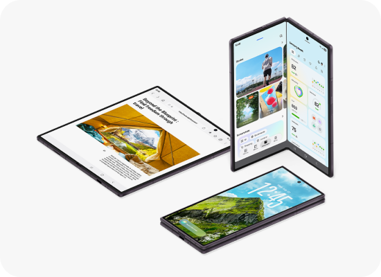 Galaxy Z Fold8 Ultra w trzech pozycjach: rozłożonej, częściowo złożonej i zamkniętej. Obraz przedstawia trzy smartfony w różnych pozycjach: jeden otwarty z widocznym artykułem, drugi złożony z ekranem głównym pokazującym godzinę 12:45, a trzeci w pozycji półotwartej z aplikacjami na ekranie.