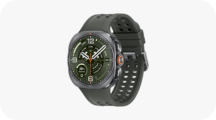 Packshot Galaxy Watch Ultra2 Smartwatch z okrągłą tarczą, wyświetlający czas i inne informacje na zielonym tle. Pasek jest ciemny z perforacjami, a na obudowie widoczny jest pomarańczowy przycisk.