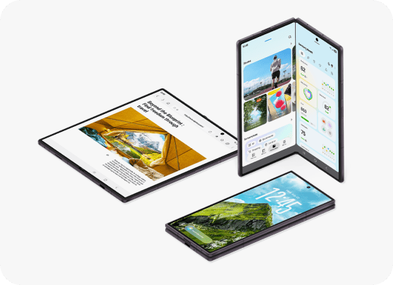 Galaxy Z Fold8 Ultra w trzech pozycjach: rozłożonej, częściowo złożonej i zamkniętej. Na obrazie widoczne są trzy smartfony w różnych pozycjach: jeden otwarty z widocznym artykułem, drugi z aplikacjami i zdjęciami, trzeci zamknięty z wyświetlaczem pokazującym godzinę 12:45. Smartfony mają duże, składane ekrany.