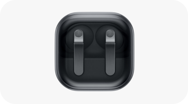 Packshot Galaxy Buds4 Pro Obraz przedstawia czarne, prostokątne etui z dwoma słuchawkami dousznymi w środku. Słuchawki mają metaliczne elementy na zewnętrznej stronie.