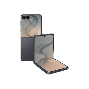 Packshot Galaxy Z Flip8 w kolorze grafitowym Na obrazie widoczny jest składany smartfon w kolorze różowym z trzema aparatami z tyłu. Ekran urządzenia jest częściowo otwarty, ukazując minimalistyczny wzór na wyświetlaczu.