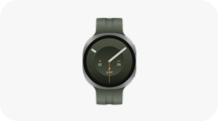 Packshot Galaxy Watch Ultra2 Zegarek z okrągłą tarczą w kolorze zielonym, z trzema wskazówkami i cyfrowymi wskaźnikami na tarczy. Pasek zegarka jest również zielony.