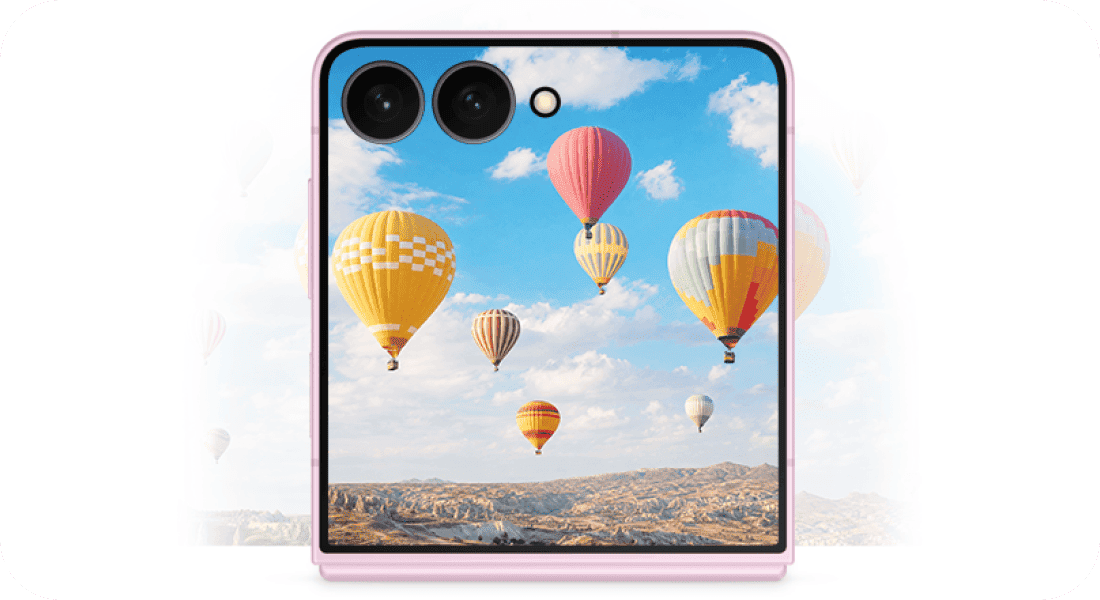Ekran zewnętrzny Galaxy Z Flip8 wyświetla kolorowe balony na tle nieba. Obraz przedstawia ekran smartfona z wyświetlonym zdjęciem balonów unoszących się na tle nieba z chmurami. Widać również dwa obiektywy aparatu i mały okrągły element obok nich.
