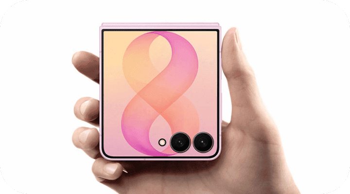 Różowy Galaxy Z Flip8 trzymany w dłoni, z ekranem zewnętrznym i dwoma aparatami. Osoba trzyma złożony smartfon z wyświetlaczem pokazującym gradientowy symbol ósemki. Na obudowie widoczne są dwa obiektywy aparatu i mały okrągły element.