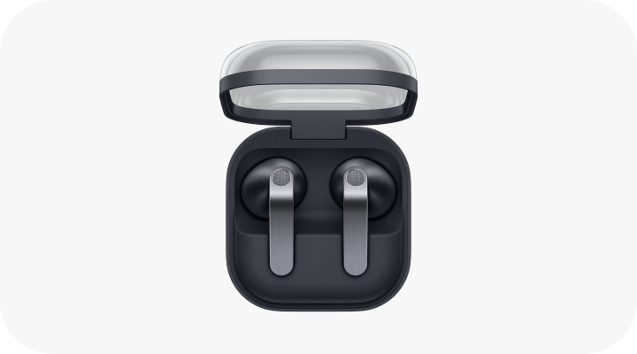 Packshot Galaxy Buds4 Na obrazie widoczne są czarne słuchawki douszne w otwartym etui z przezroczystą pokrywą.