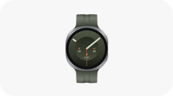Packshot Galaxy Watch Ultra2 Zegarek z okrągłą tarczą w kolorze zielonym, z trzema wskazówkami i cyfrowymi wskaźnikami na tarczy. Pasek zegarka jest również zielony.