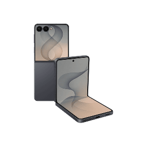 Packshot Galaxy Z Flip8 w kolorze grafitowym Na obrazie widoczny jest składany smartfon w kolorze fioletowym, z wyświetlaczem o dużej przekątnej. Urządzenie jest częściowo otwarte, ukazując ekran oraz tylną obudowę z trzema aparatami.