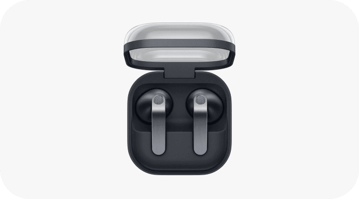 Packshot Galaxy Buds4 Na obrazie widoczne są czarne słuchawki douszne w otwartym etui z przezroczystą pokrywą.