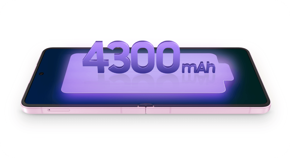 Rozłożony Galaxy Z Flip8 z oznaczeniem baterii o pojemności 4300 mAh. Obraz przedstawia smartfon w kolorze różowym z wyświetlaczem, na którym widoczny jest napis \'4300 mAh\' w fioletowym kolorze. W tle znajduje się zarys ikony baterii.