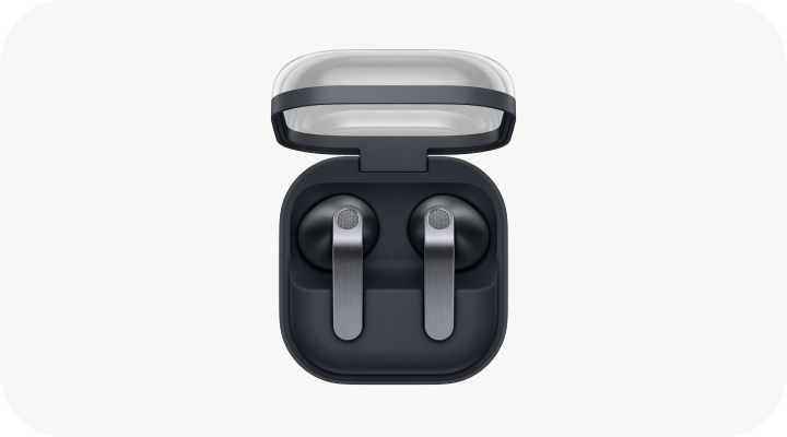 Packshot Galaxy Buds4 Na obrazie widoczne są czarne słuchawki douszne w otwartym etui z przezroczystą pokrywą.