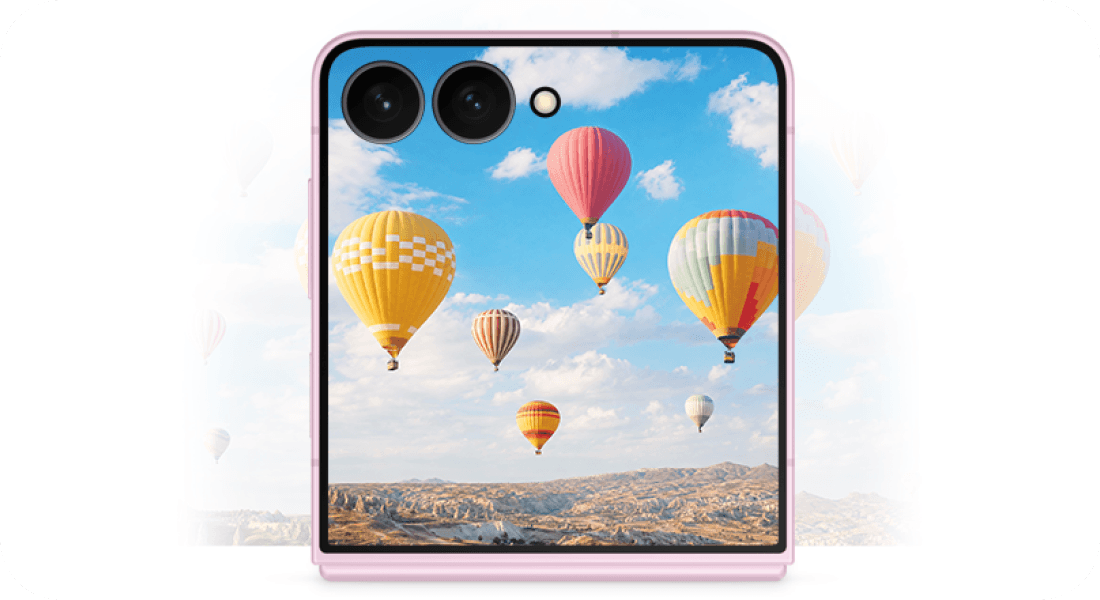 Ekran zewnętrzny Galaxy Z Flip8 wyświetla kolorowe balony na tle nieba. Obraz przedstawia smartfon z różową obudową, na którego ekranie widoczne są kolorowe balony unoszące się na tle nieba z chmurami. W górnej części urządzenia znajdują się dwa obiektywy aparatu i małe okrągłe światło.