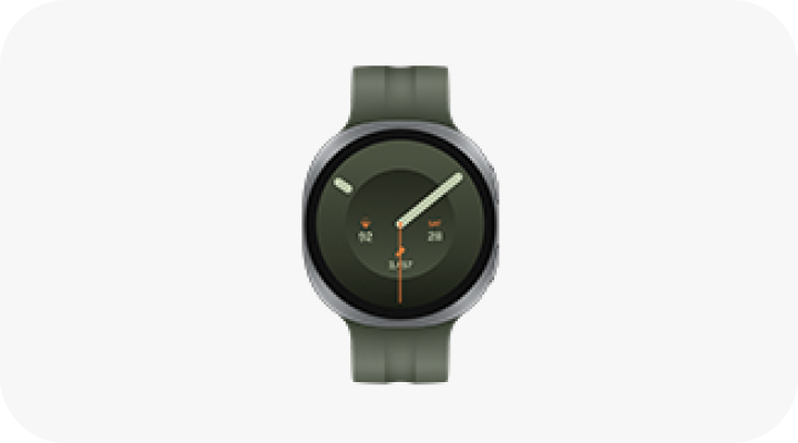 Packshot Galaxy Watch Ultra2 Zegarek z okrągłą tarczą w kolorze zielonym, z trzema wskazówkami i cyfrowymi wskaźnikami na tarczy. Pasek zegarka jest również zielony.
