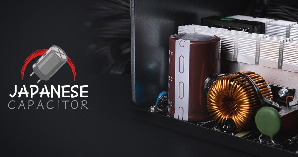 Zasilacz GENESIS Nihon Wnętrze zasilacza z widocznym dużym kondensatorem i miedzianą cewką oraz logo i napis 'JAPANESE CAPACITOR' po lewej stronie, komponenty, japońskie kondensatory